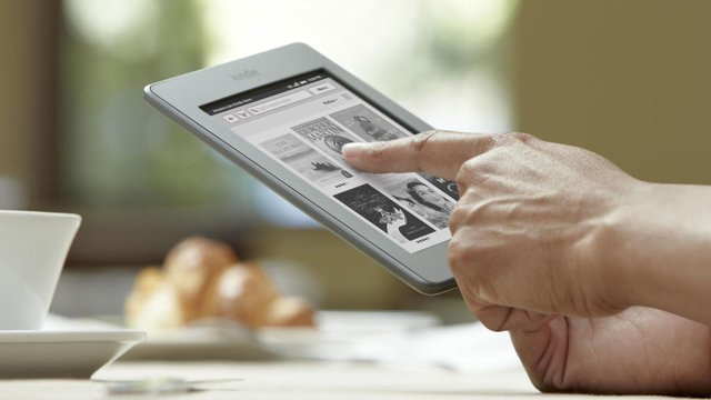 Kindle-Touch-lifestyle-900-75